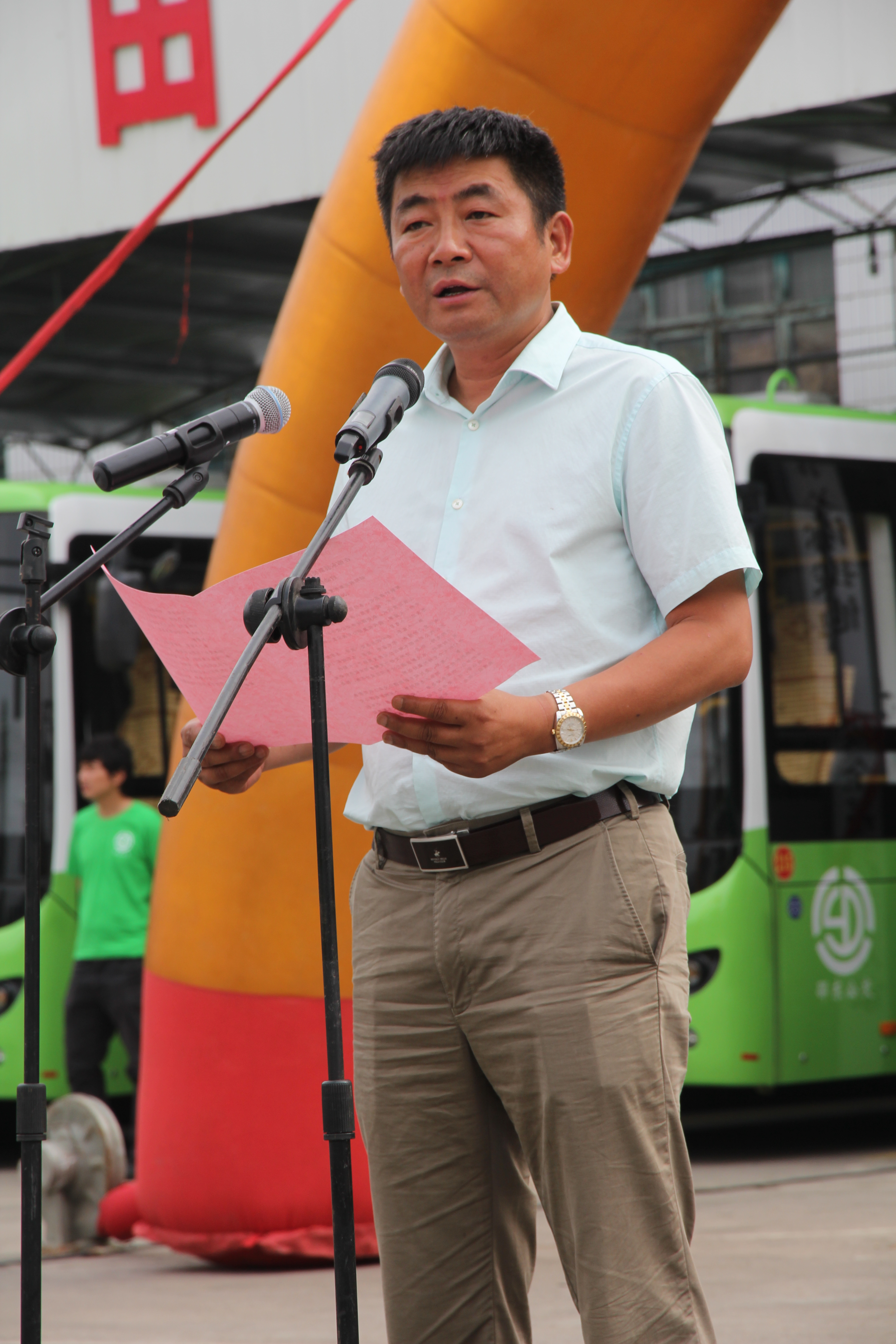 圖為純電動(dòng)公交車整裝待發(fā)。圖為市民在試乘純電動(dòng)公交車