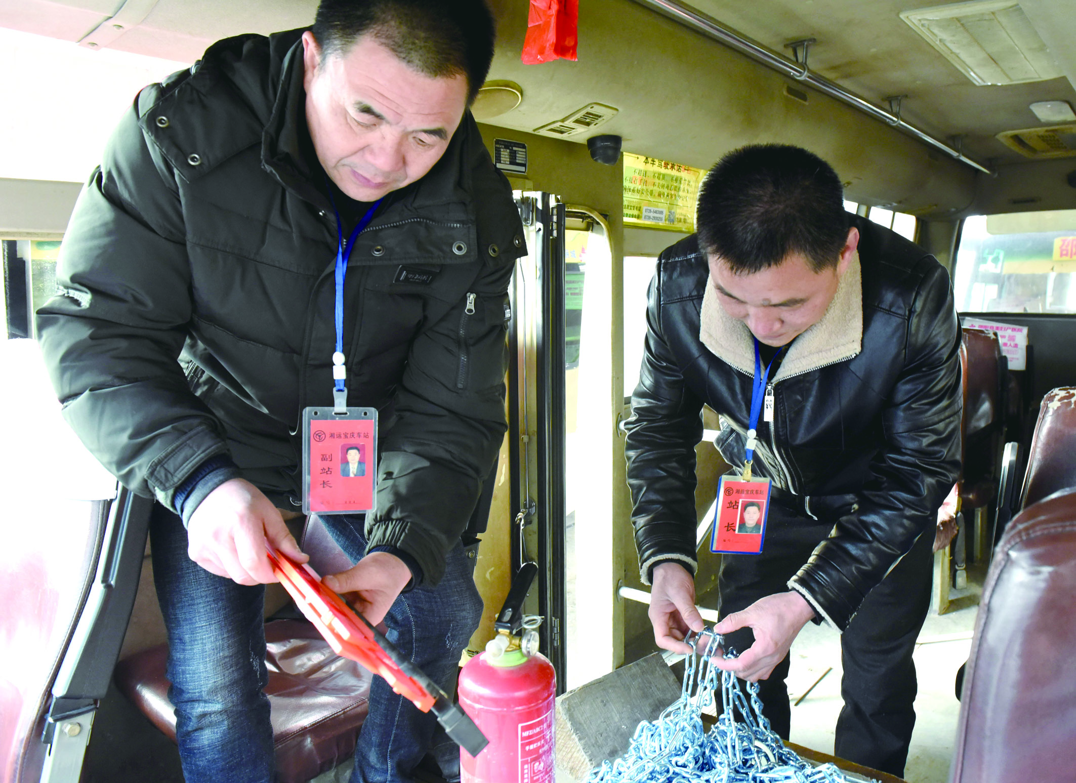 2月8日，市寶慶汽車站工作人員正在營運(yùn)車上檢查應(yīng)急設(shè)施及器材是否齊全有效