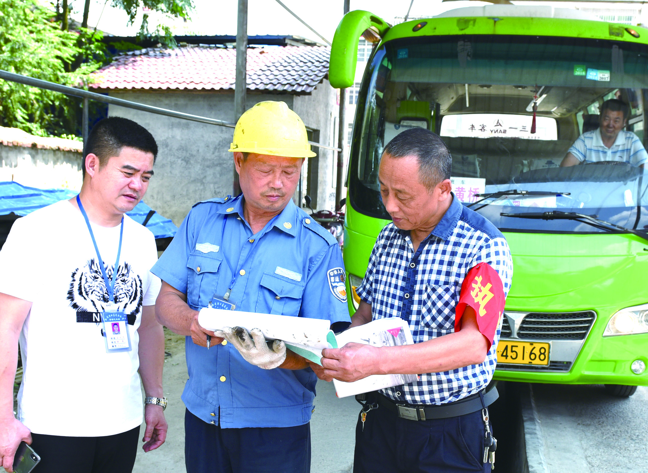 7月10日，洞口縣黃橋鎮(zhèn)副鎮(zhèn)長謝揚標（右）在黃橋汽車站檢查營運客車安全檢查情況。近段時間以來，黃橋汽車站全面排查交通安全等方面存在的安全隱患，并及時予以整改到位，做到防患于未然，確保安全生產(chǎn)工作萬無一失。據(jù)了解，今年上半年已消除交通安全隱患10余起。  李祖冠    攝影報道 