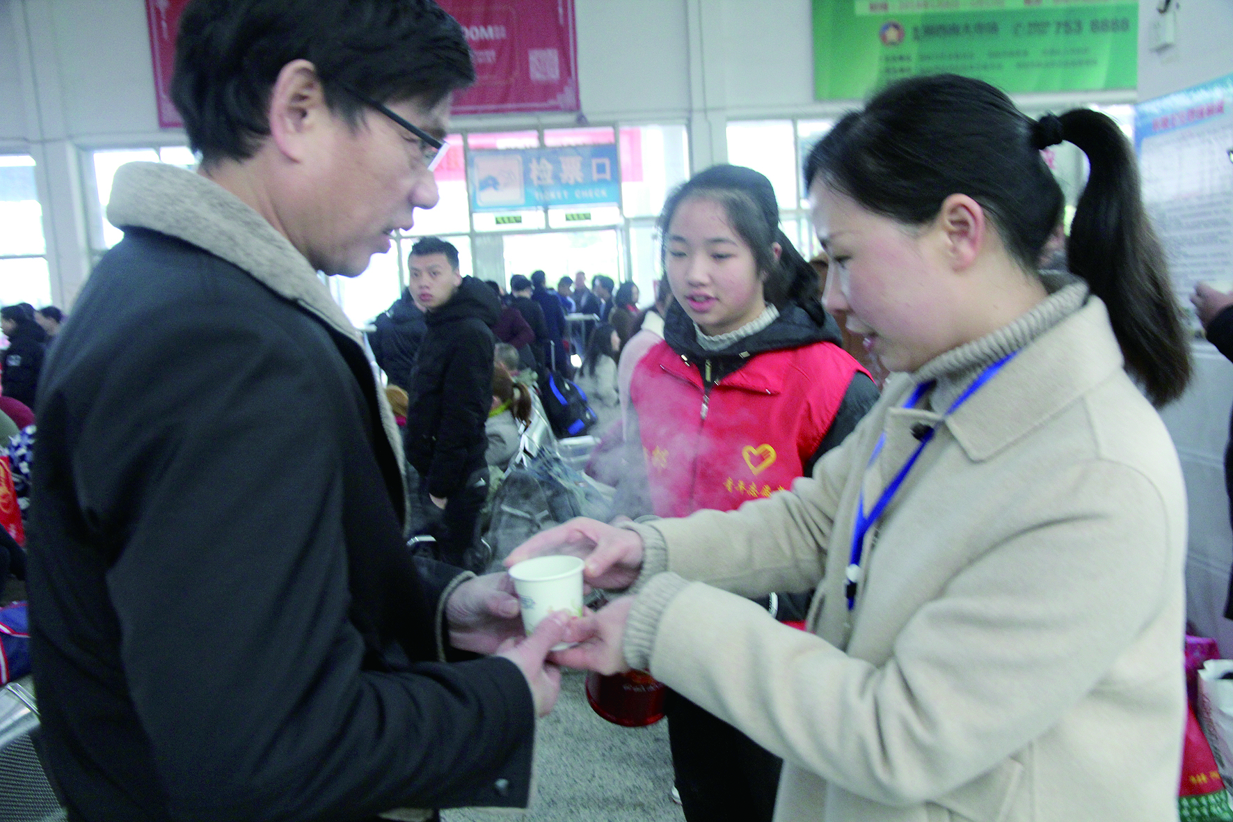 母女服務春運 2月13日，記者在新邵分公司汽車站看到，該分公司安全科副科長李喜梅與其在新邵一中初中部1701班就讀女兒劉嘉怡在車站擔當志愿者。李喜梅在候車室耐心為旅客釋疑解惑，劉嘉怡為旅客遞上一杯杯熱茶，有時母女也相互合作，其樂融融。 祖冠 攝影報道